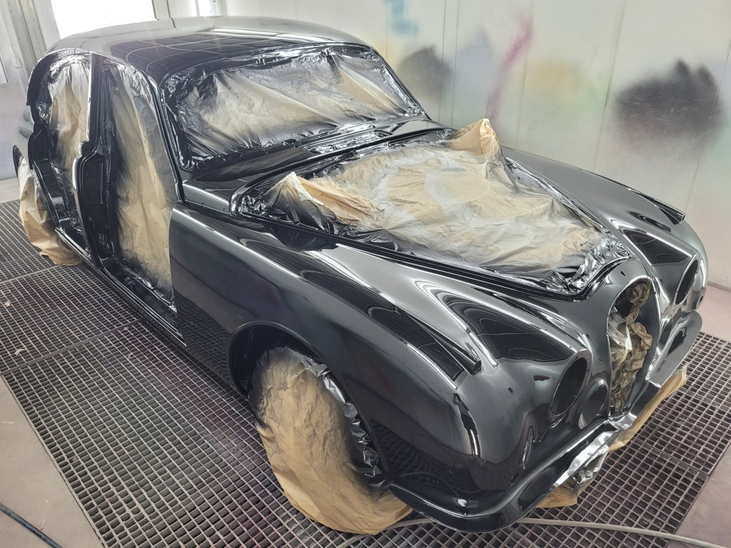 Jaguar MK2 restauration carrosserie et peinture chez road race garage ile de france 77