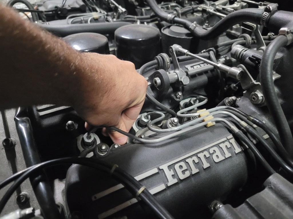 Réfection réparation réstauration mécanique moteur V12 ferrari chez road race garage ile de france 77